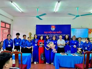 Lãnh đạo Huyện Đoàn Sóc Sơn và Bí thư chi bộ nhà trường tặng hoa BCH Đoàn nhiệm kì 2023-2024