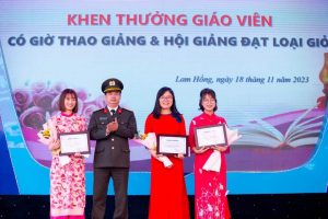 Đại tá Tống Văn Khuông trao phần thưởng cho các GV đạt thành tích cao trong hội giảng