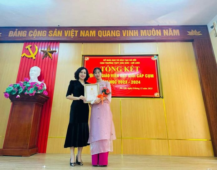 Chủ tịch HĐT bà Nguyễn Thị Duyên cùng GV Nguyễn Thị Khắp trong buổi lễ trao giải