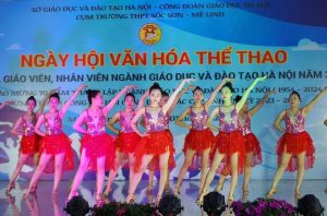 Phần thi khiêu vũ của tập thể GV trường THPT Lam Hồng